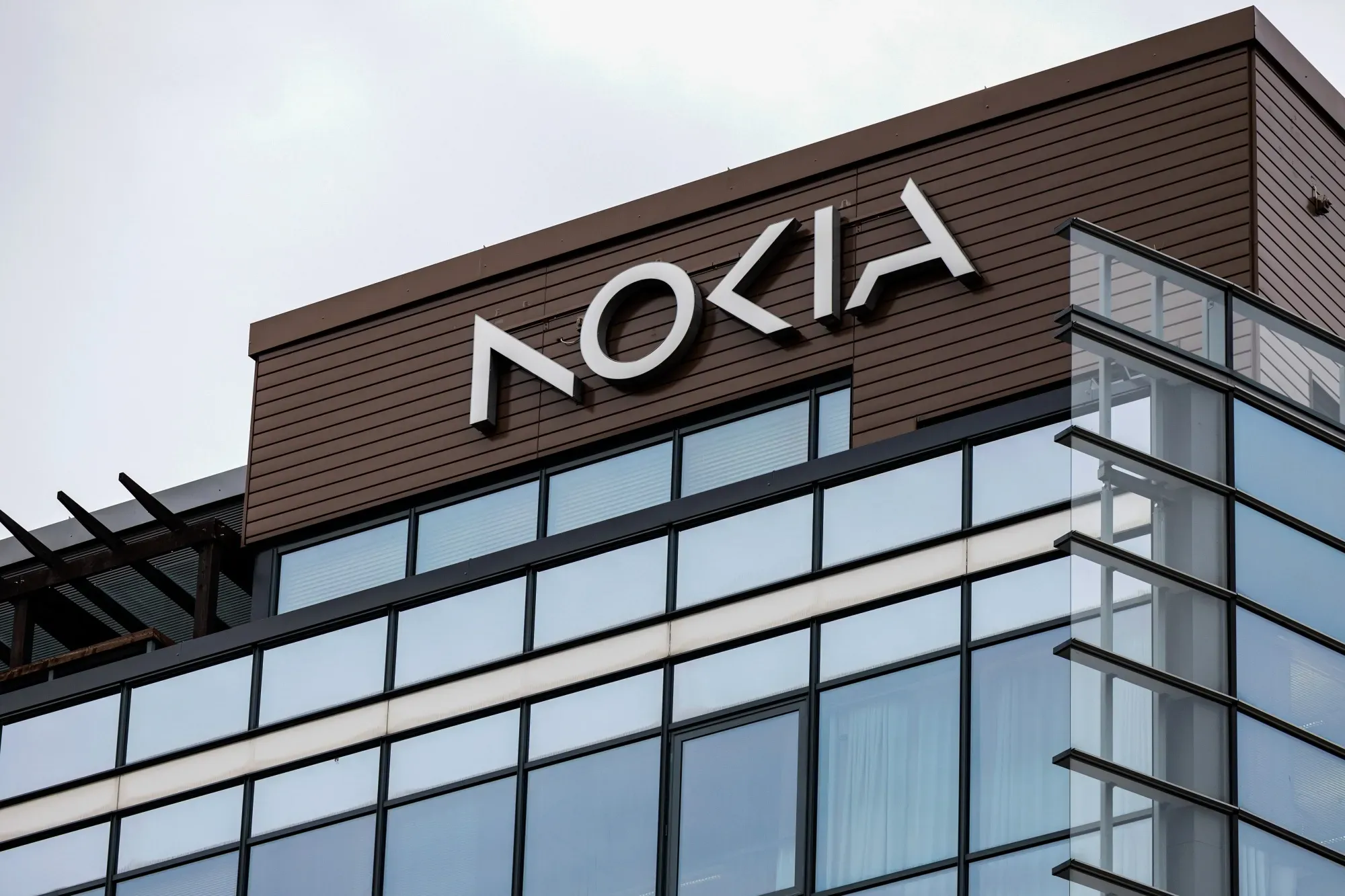 Nokia Shares Slide as AI Restructuring Raises Doubts