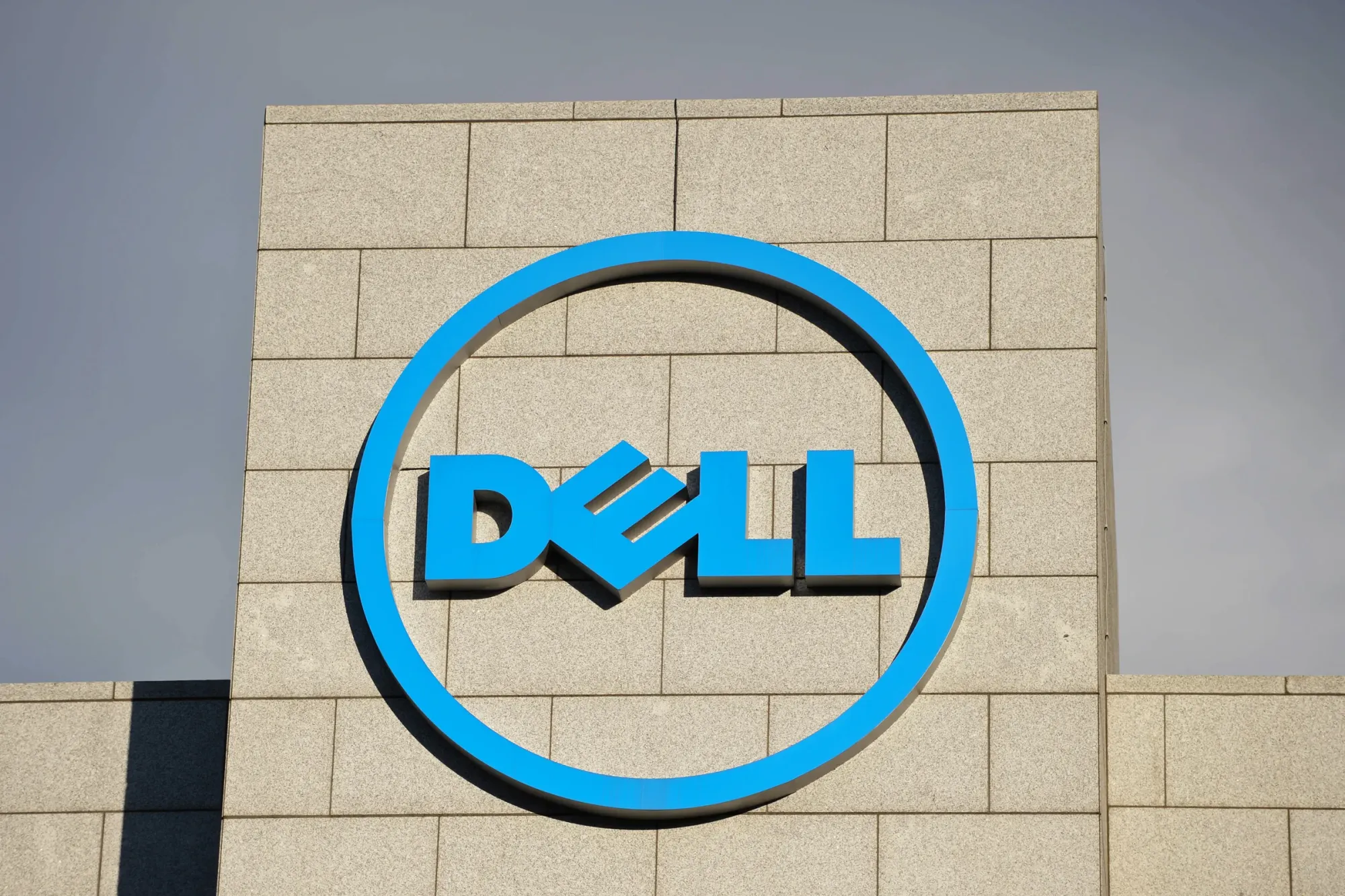 Dell Boosts AI Server Forecast to $25B on Record Demand Growth