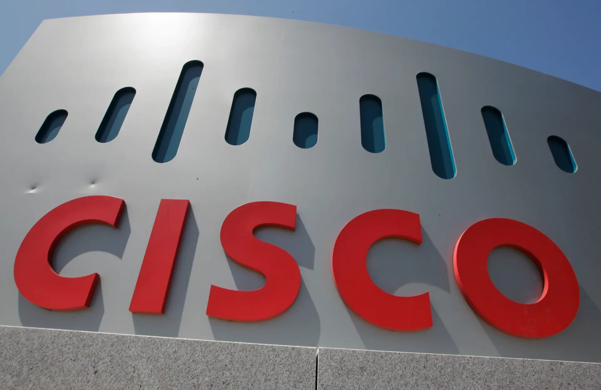 Cisco Lifts Forecast as AI Spending Boosts Networking Demand