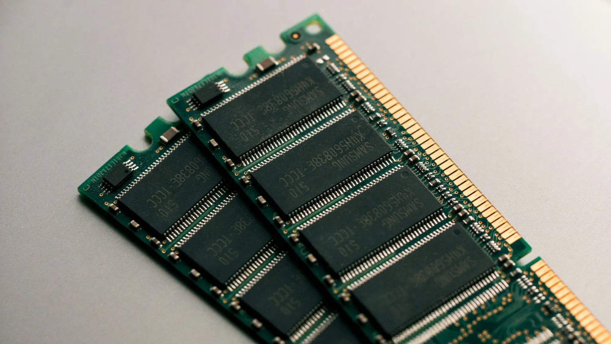 Memory Chip Stocks Surge on Samsung Pricing Delay and Supply Tightness