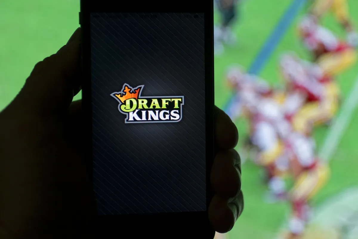Wells Fargo Favors DraftKings Over Flutter in 2026 Digital Gaming Outlook